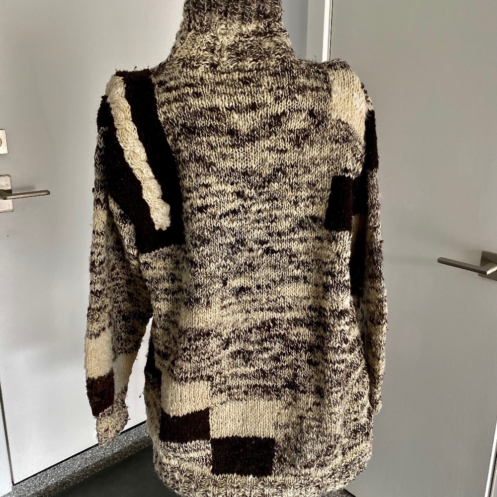 100% Wool.Turtleneck sweater. Made in South America.